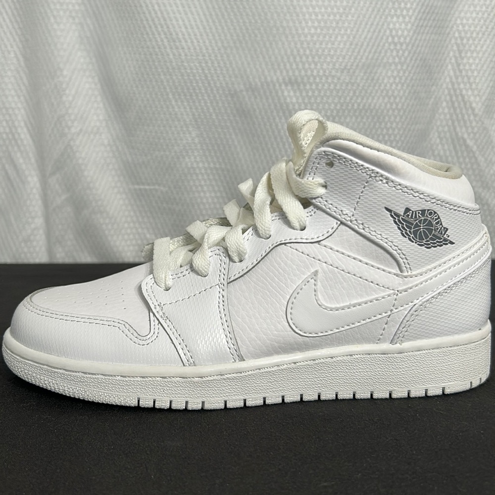 4 Y White Air Jordan